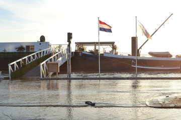 boten en overstroomde kade van de rivier de Rijn door hoogwater  