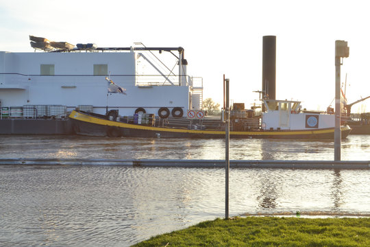 boten en overstroomde kade van de rivier de Rijn door hoogwater  
