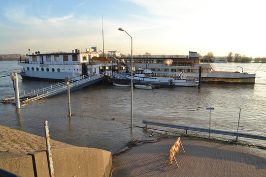 boten met loopbrug en overstroomde kade van de rivier de Rijn door hoogwater  