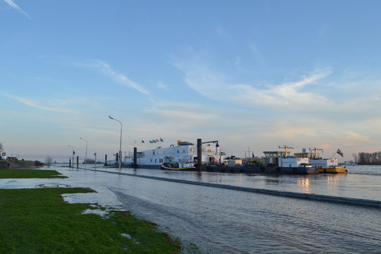 boten en overstroomde kade van de rivier de Rijn door hoogwater 
