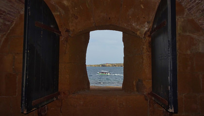 Fototapeta na wymiar Blick auf das Meer durch ein offenes Fenster