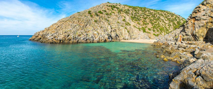 Cala Domestica, paradiso di mare, si trova nella costa occidentale della Sardegna, a circa 2 km dal piccolo comune di Buggerru, Sardegna - Italia