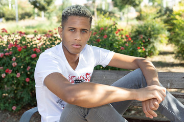 Joven mestizo con ojos azules