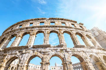 Obraz premium Pula Amphitheatre with blue sky and white clouds sky background, Istria, Croatia