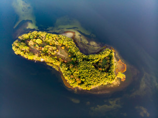 einsame Insel auf einem See von oben, Luftbild