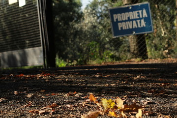 Un Puerta con un cartel, escrito propiedad privada