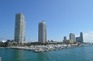 Fototapeta na wymiar Luxury condominiums overlooking a marina in Miami Beach,Florida