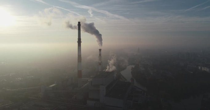 Widok z lotu ptaka na dymiące kominy elektrociepłowni oraz smog nad miastem, w tle miejska zabudowa - Wrocław, Polska