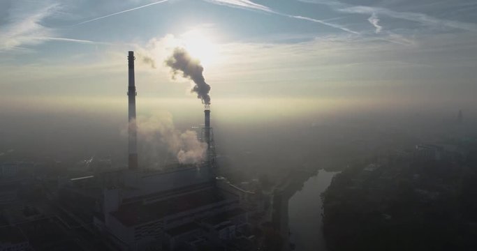 Widok z lotu ptaka na dymiące kominy elektrociepłowni oraz smog nad miastem, w tle miejska zabudowa - Wrocław, Polska