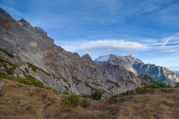 Obraz premium beautiful autumn hiking in berchtesgadener alps