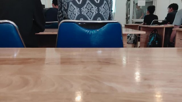 It's break time and everyone start chit chatting.