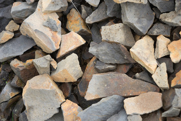 Hintergrund: buntes Vulkan-Gestein im Hengill Geothermalgebiet / Süd-West-Island