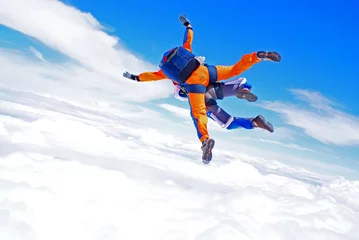 Photo sur Plexiglas Sports aériens Parachutisme tandem au dessus des nuages
