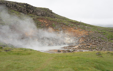 Landschaft mit heißen Quellen und Wasserfällen im Hengill Geothermalgebiet / Süd-West-Island 