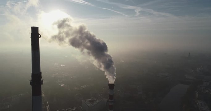 Widok z lotu ptaka na dymiące kominy elektrociepłowni oraz smog nad miastem, w tle miejska zabudowa - Wrocław, Polska