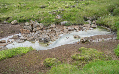 Landschaft mit heißen Quellen und Wasserfällen im Hengill Geothermalgebiet / Süd-West-Island 