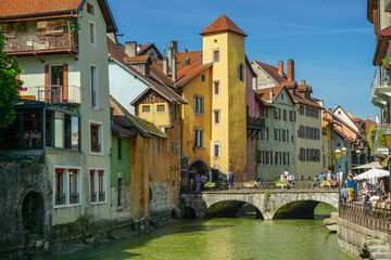 Fototapeta na wymiar Colorful buildings and Annecy channel