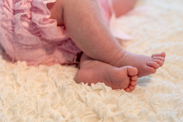 Obraz na płótnie Canvas baby feet on white blanket