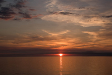 Fototapeta na wymiar 静かな海に沈む夕陽