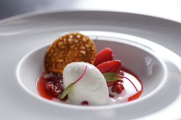 Postre de fresa con helado de yoghurt griego