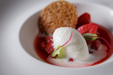 Postre de fresa con helado de yoghurt griego