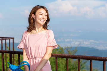 展望台から眺める女性