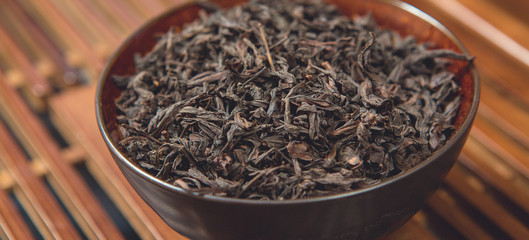 Fototapeta premium Chińska ceremonia parzenia herbaty, Puer w zbliżenie asortymentu, Piala z chińskimi naturalnymi surowcami do herbaty na bambusowym stole