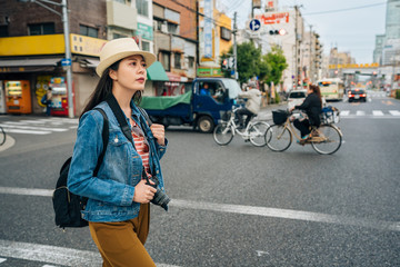 Naklejka premium young lens man walking on the road in osaka