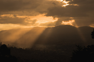 Naklejka premium rayos de sol atardecer