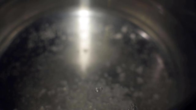 Put the salt in the water that bubbles.
Mettere il sale grosso nell'acqua che bolle
