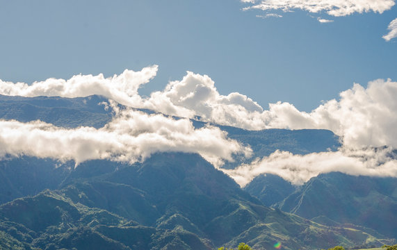 Monta&ntilde;as y Nubes