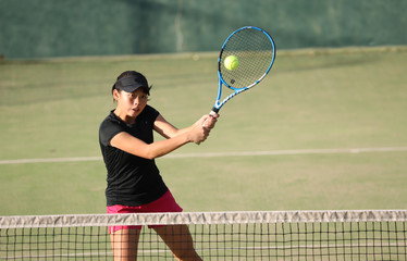 ボレーを打つジュニアテニスプレイヤー