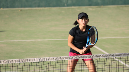 ボレーを構えるジュニアテニスプレイヤー