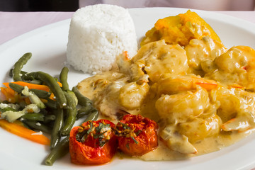 Crevettes sauce vanille, tomates farcies, riz blanc et haricots verts 