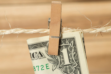 Wäscheklammer, Wäscheleine und ein Dollar Geldschein