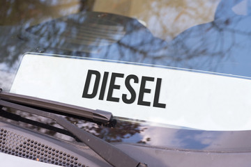 Ein Auto und ein Schild mit dem Hinweis auf einen Diesel