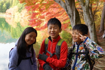 秋　トレッキング　ハイキング　三兄弟　紅葉　子供達　