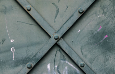 Gekreuzte Metallstreben