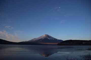 凍てつく山中湖