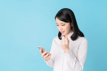 スマホを持つ女性