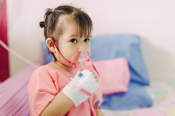 Doctor treatment a child who got sick by a chest infection after a cold or the flu that has trouble breathing and prolonged cough.A symptom of asthma or pneumonia cause by respiratory syncytial virus. - obrazy, fototapety, plakaty