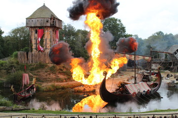 Village en feu attaqué par les Viking spectacle du puy du fou