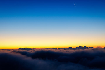Morgendämmerung in den Schweizer Alpen mit Wolken im Sommer