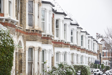 Obraz premium British terraced houses in winter snow around West Hampstead in London