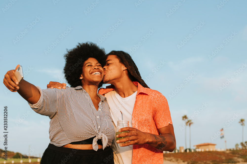 Poster Lovely couple taking a selfie at the beach