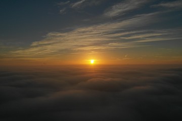 Fototapeta na wymiar Wolken und Sonnenaufgang