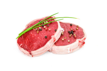 Tournedos de bœuf cru sur fond blanc