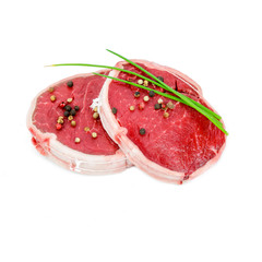 Tournedos de bœuf cru sur fond blanc