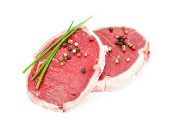 Tournedos de bœuf cru sur fond blanc