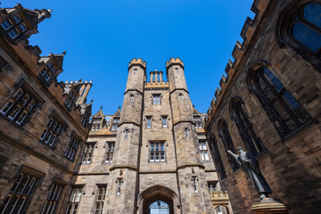 Fototapeta na wymiar Das New College in Edinburgh